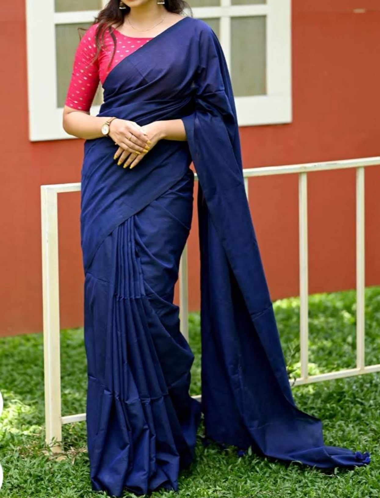 Effortless Elegance: Lightweight Mulmul Cotton Saree with Minimalistic Patterns